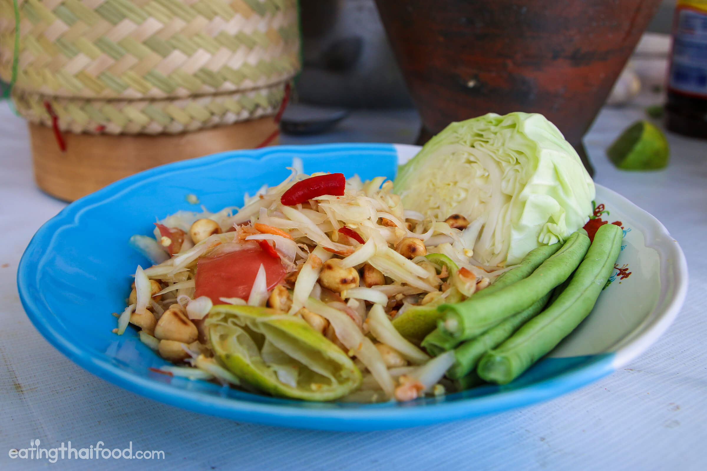 https://www.eatingthaifood.com/wp-content/uploads/2014/01/thai-green-papaya-salad-recipe-1.jpg