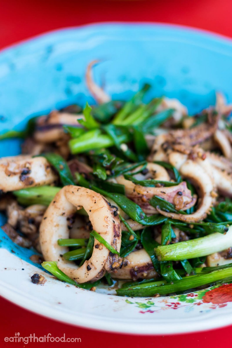 Squid with Shrimp Paste and Black Pepper Recipe (หมึกกะปิพริกไทยดำ)